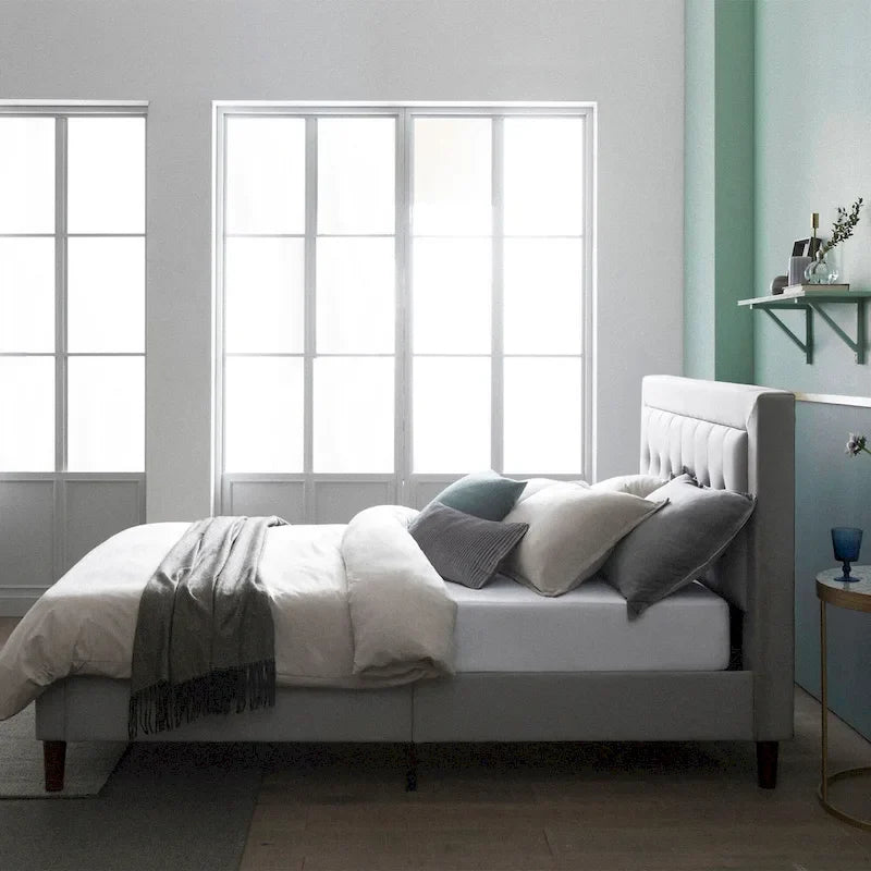Priage by Grey Sand Letto a piattaforma di alta qualità rivestito in tessuto beige con bottoni trapuntati