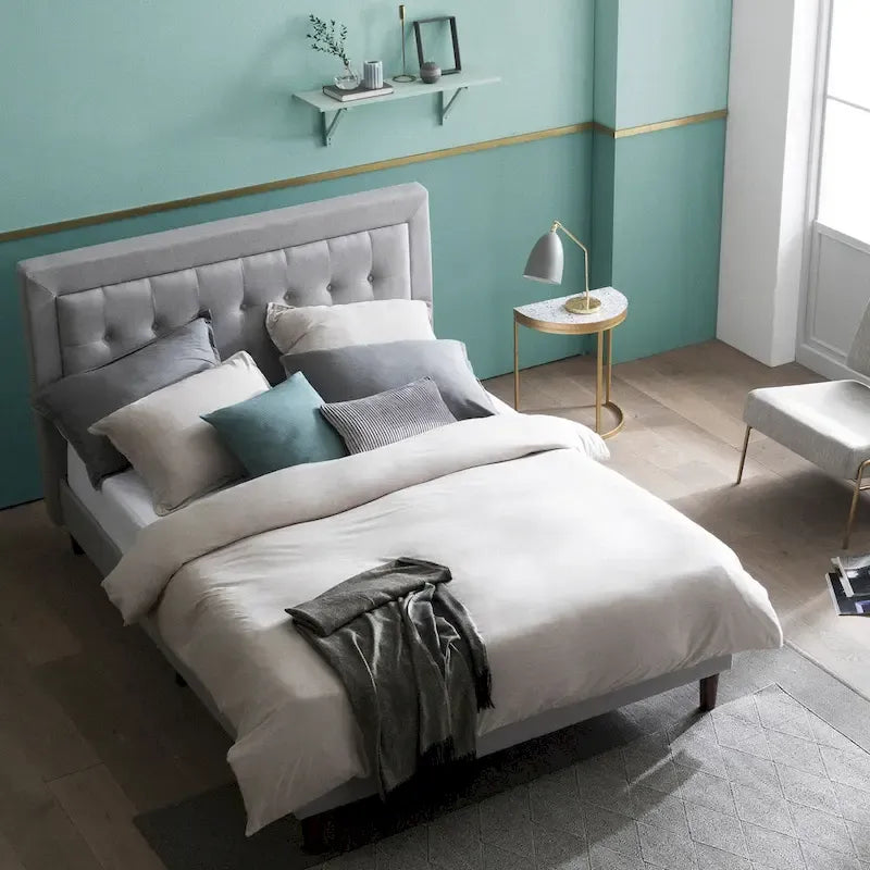 Priage by Grey Sand Letto a piattaforma di alta qualità rivestito in tessuto beige con bottoni trapuntati