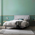 Priage by Grey Sand Letto a piattaforma di alta qualità rivestito in tessuto beige con bottoni trapuntati